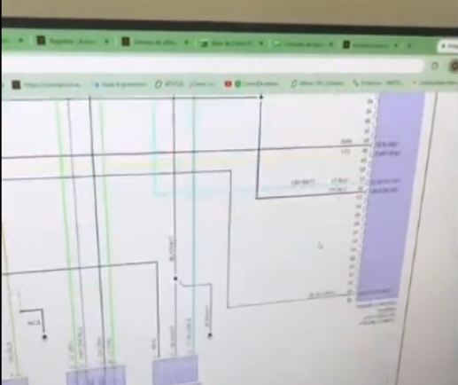 Diagrama eléctrico abierto en pantalla del taller